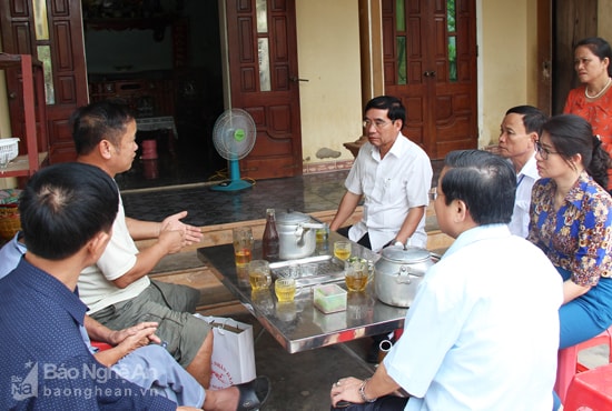 Đoàn công tác của HĐND tỉnh tìm hiểu hoàn cảnh của gia đình có hoàn cảnh đặc biệt tại xã Khánh Thành. Ảnh: Mai Hoa