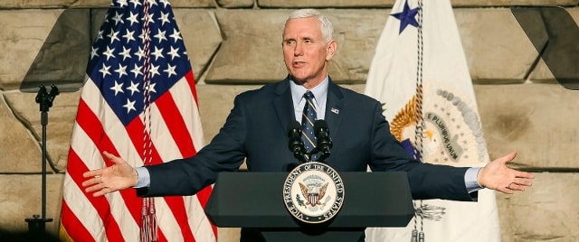 Phó Tổng thống Mỹ Mike Pence bất ngờ tới thăm khu DMZ. Ảnh: AP    