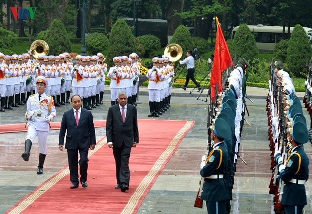 Thủ tướng Nguyễn Xuân Phúc và Thủ tướng Ranil Wickremesinghe duyệt đội danh dự Quân đội nhân dân Việt Nam.