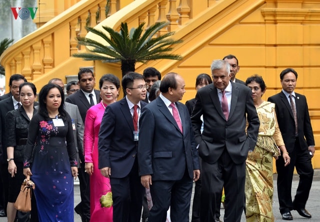 Ngay sau lễ đón, Thủ tướng Nguyễn Xuân Phúc và Thủ tướng Sri Lanka Ranil Wickremesinghe cùng đi bộ sang Văn phòng Chính phủ.