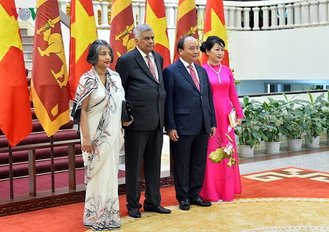 Thủ tướng Nguyễn Xuân Phúc và Phu nhân chụp ảnh lưu niệm với Thủ tướng Sri Lanka Ranil Wickremesinghe và Phu nhân.