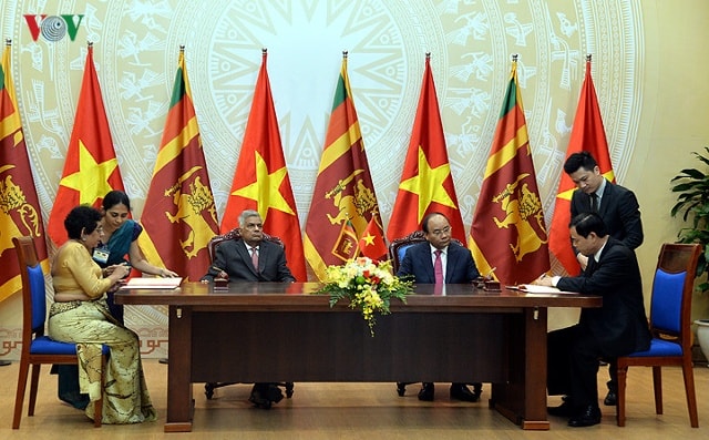 Sau hội đàm, Thủ tướng Nguyễn Xuân Phúc và Thủ tướng Ranil Wickremesinghe đã chứng kiến lễ ký kết các biên bản hợp tác giữa hai nước.