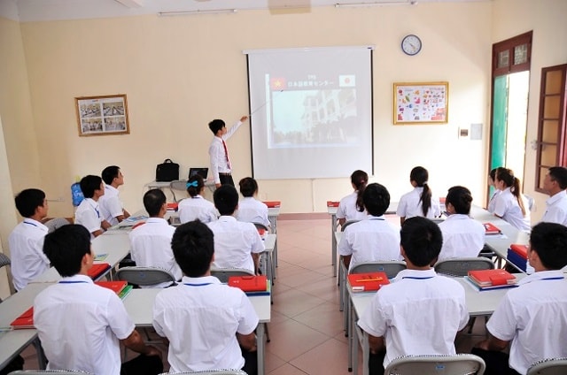 Người lao động tìm hiểu, đăng ký xuất khẩu lao động tại Trung tâm Giới thiệu việc làm Nghệ An. Ảnh: Internet.
