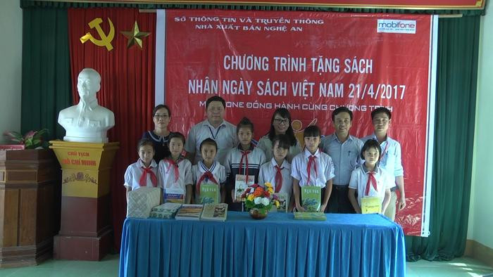 Đoàn trao tặng 1.050 cuốn sách bậc THCS cho học sinh trường Tiểu học và THCS Châu Kim. Ảnh: Thúy Hằng