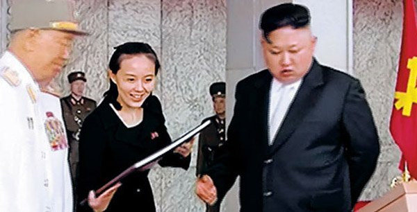 Kim Yo-jong cầm sổ đứng bên cạnh anh trai Kim Jong-un trong buổi lễ mừng sinh nhật lần thứ 105 của cố lãnh tụ Kim Nhật Thành. Ảnh chụp từ video của Đài Truyền hình trung ương Triều Tiên.