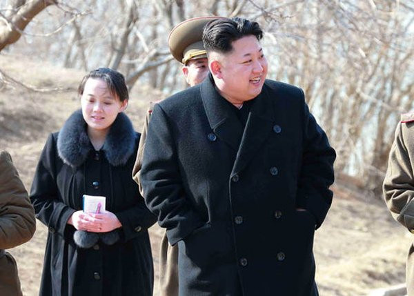 Kim Yo-jong tháp tùng anh trai trong một chuyến thị sát. Ảnh: EPA