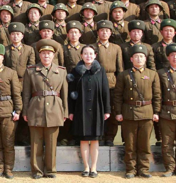 Kim Yo-jong giữa các quân nhân Triều Tiên. Ảnh: KCNA