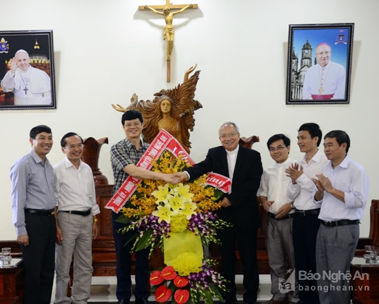 Lãnh đạo tỉnh tặng hoa chúc mừng Tòa giám mục Giáo phận Vinh. Anh Thanh Lê