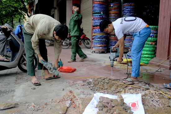 Thợ khoan cắt bê tông, thợ xây vỉa hè. Ảnh: Quang An