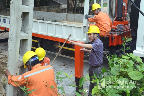 Ông Nguyễn Thượng Hiền - Phó Giám đốc Công ty Điện lực Nghệ An chỉ đạo diễn tập thay hệ thống cột điện lưới hạ thế ở xã Nam Hưng, huyện Nam Đàn. Ảnh: Thành Chung