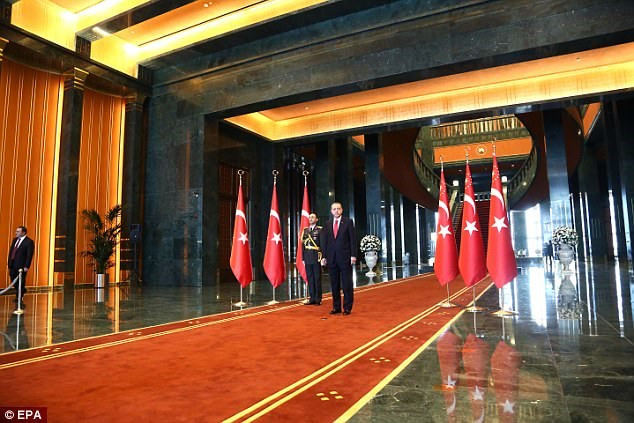 Dinh thự này có rất nhiều spa, bể bơi, phòng tắm và phòng xông hơi. Riêng chi phí sưởi ấm các phòng xông hơi mỗi mùa đông tiêu tốn 500.000 bảng Anh. Trong ảnh, Tổng thống Erdogan đứng tiếp khách tại sảnh chính của tòa dinh thự sang trọng. Ảnh: EPA