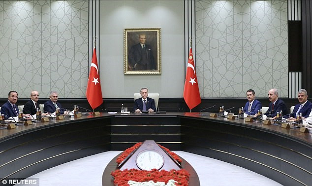 Tổng thống Tayyip Erdogan chủ trì cuộc họp nội các ở Cung điện Trắng. Ảnh: Reutes