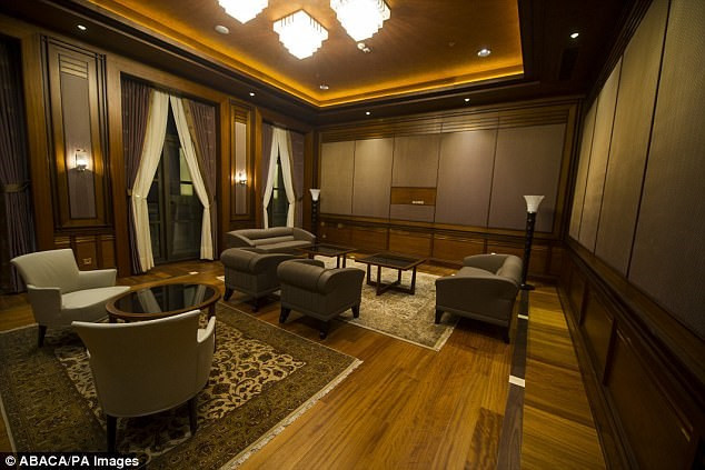 Bàn ghế và các nội thất đắt tiền tại một căn phòng trong Cung điện Trắng.