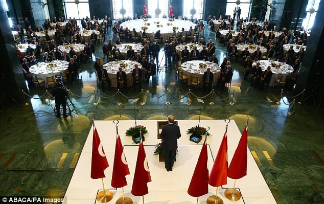 Tổng thống Erdogan phát biểu trong một bữa tiệc tổ chức ở đây. Ảnh: ABACA/PA