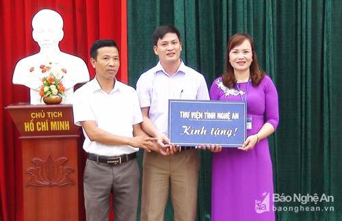 Lãnh đạo thư viện tỉnh Nghệ An trao sách cho thư viện trường Tiểu học Nghĩa Đồng 1. Ảnh: Như Lành.