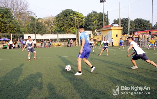 Ngay sau lễ khai mạc, các VĐV bước vào nội dung thi đấu. Trong ảnh: Trận đấu bóng đá nam giữa đội Ngân hàng Nông nghiệp (áo trắng) và đội Sacombank (áo xanh).