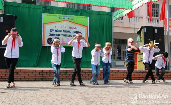 Những trò chơi sôi động tạo cho các em sự hứng thú và xóa bỏ những e ngại khi tham gia chương trình. Ảnh: Mỹ Hà