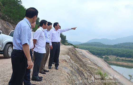  Đoàn giám sát tại hạng mục kênh dẫn dòng thuộc dự án hồ chứa nước Bản Mồng, huyện Quỳ Hợp. Ảnh: Thành Duy