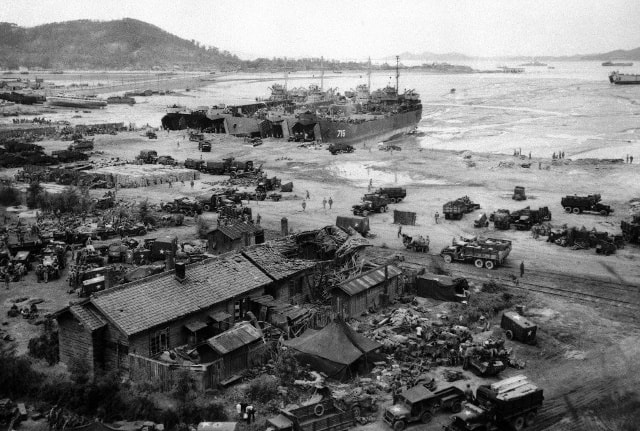 Bốn tàu đổ bộ của Mỹ đưa quân lính và thiết bị lên bãi biển Incheon ngày 15/9/1950. Ảnh: AP.