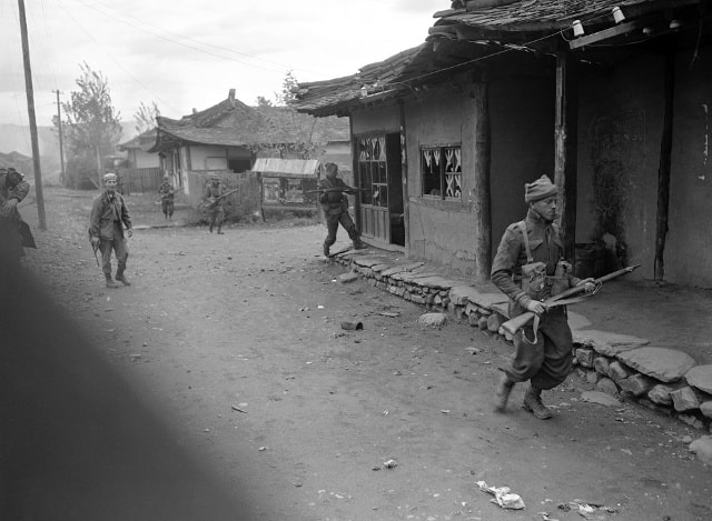 Quân Anh và Australia lục soát các ngôi ngà ở Hwangju ngày 17/10/1950 trong chiến dịch truy quét trên đường tiến về Bình Nhưỡng, thủ đô của miền Bắc Triều Tiên. Ảnh: AP / Max Desfor.