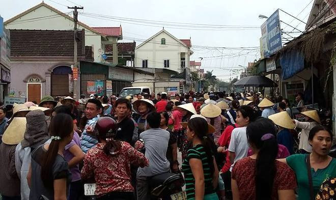 Hàng trăm người dân bao vây người phụ nữ tại khu vực chợ Chùa.