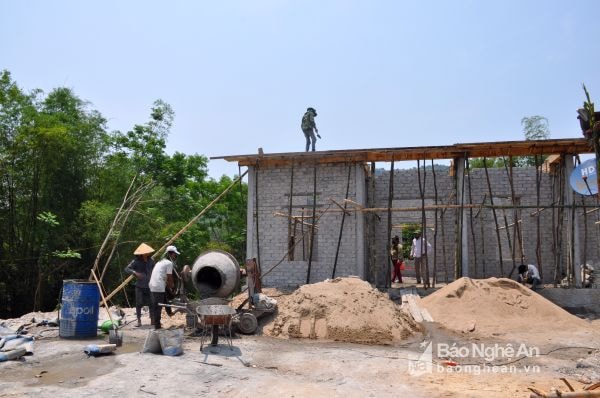 Người dân xóm 6, xã hoa Sơn đóng góp xây dựng nhà văn hoá xóm trị giá hơn 300 triệu đồng. Ảnh: Thu Huyền