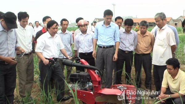 Lãnh đạo huyện Tân Kỳ tham quan máy làm đất mía  Nghĩa Đồng. Ảnh: Phương Thảo