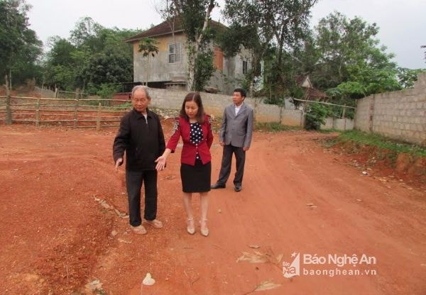 Cựu chiến binh Hồ Hữu Ngãi trên con đường được hiến từ đất vườn nhà mình.