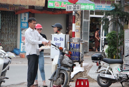 Hàng rong về đâu. Ảnh: Tiến Dũng