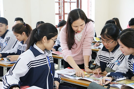 Cô giáo Phan Thanh Mai trao đổi với học sinh trong giờ giải lao. Ảnh: Mỹ Hà