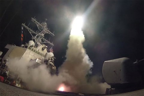 Tàu chiến USS Porter của Mỹ phóng tên lửa Tomahawk từ Biển Địa Trung Hải vào Syria tối 6/4