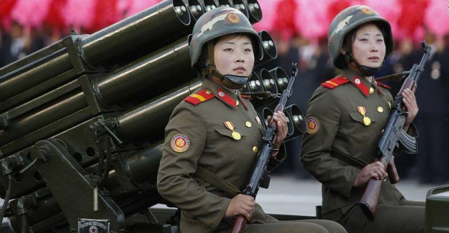 Hai nữ binh sĩ Triều Tiên tham gia diễu hành ở thủ đô Bình Nhưỡng, Triều Tiên Ảnh: Getty