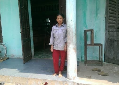 Chị Bích thuộc diện nghèo khó nhất thôn nhưng không lọt vào danh sách hộ nghèo.