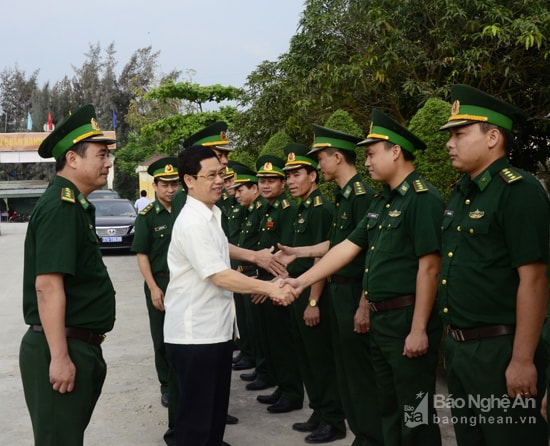 Đồng chí Nguyễn Xuân Sơn- Phó Bí thư Thường trực Tỉnh ủy, Chủ tịch HĐND tỉnh nói chuyện, thăm hỏi cán bộ, chiến sỹ Đồn Biên phòng cửa khẩu cảng Cửa Lò- Bến Thủy. Ảnh Thanh Lê