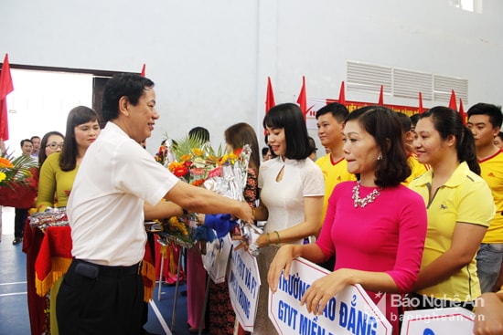 Đồng chí Nguyễn Hồng Kỳ - Giám đốc sở GTVT tặng hoa cho các đội về tham dự.
