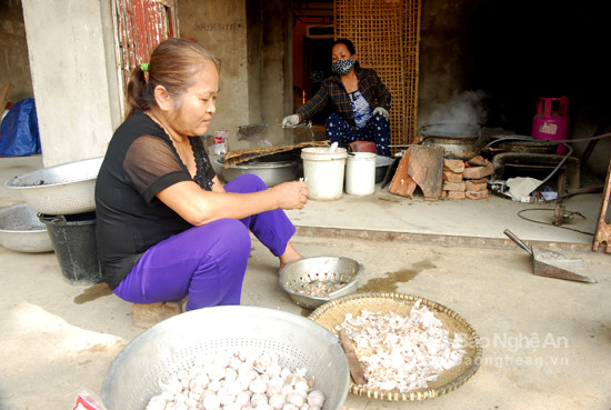 Làng nghề bánh đa truyền thống ở Thanh Chương. Ảnh Trần Đình Hà