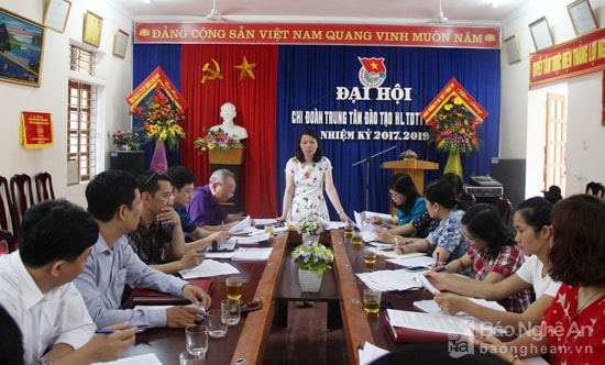 Bà Nguyễn Thị Lan – Phó trưởng ban Văn hóa và Xã hội, HĐND tỉnh chủ trì cuộc làm việc với các Trung tâm đào tạo - huấn luyện thể dục, thể thao; Trung tâm thi đấu - dịch vụ thể thao và Công ty Cổ phần Sông Lam – Nghệ An.
