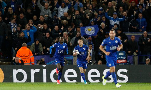 Các cầu thủ Leicester xứng đáng nhận được lời khen sau những nỗ lực ở hiệp hai. Ảnh: Reuters.