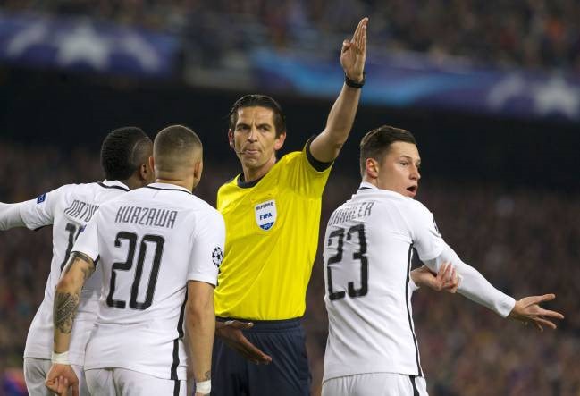Trọng tài Deniz Atyekin đã có nhiều quyết định có lợi cho Barca trong trận lượt về vòng 1/16 Champions League mùa giải năm nay. Ảnh: Getty Images.