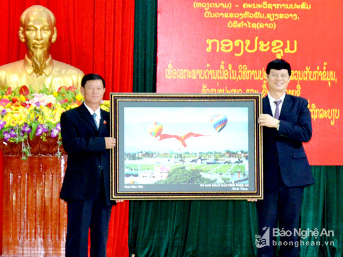 Đồng chí Lê Xuân Đại, Phó Chủ tịch thường trực UBND tỉnh tặng quà lưu niệm cho Bạn Lào. Ảnh: Phương Linh