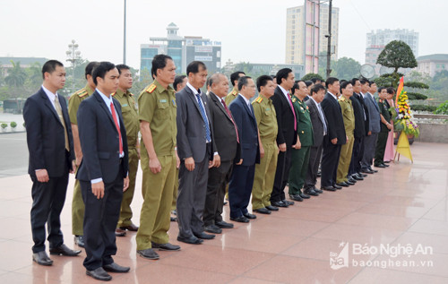 Các đại biểu Việt Nam - Lào dâng hoa tại Tượng đài Chủ tịch Hồ Chí Minh tại Quảng trường mang tên Người. Ảnh: Phương Linh