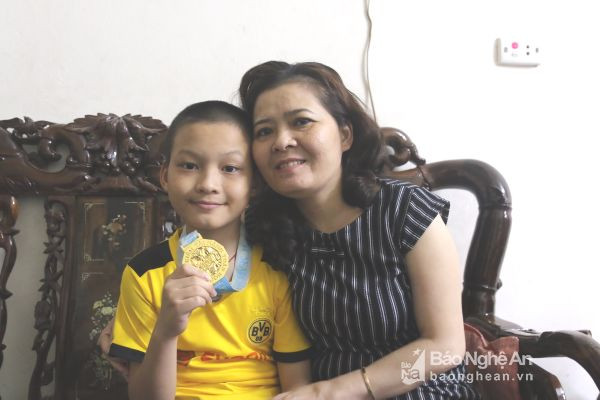 Mẹ Tuấn - cô Nguyễn Thị Thanh Xuân luôn động viên và khuyến khích Tuấn trong học tập. Ảnh Tuấn Đường