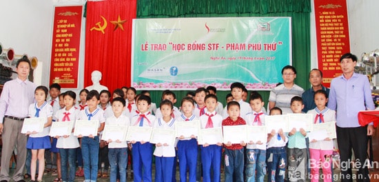 Công ty CP Máấn và huyện Quỳ Hợp; trao học bổng