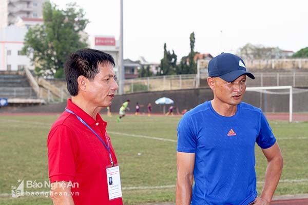 HLV Ngô Quang Trường đang thành công cùng U15 SLNA. Ảnh: Trung Kiên