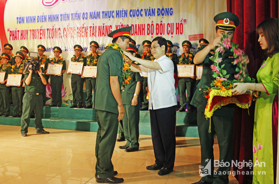 Đồng chí Nguyễn Xuân Sơn tặng hoa cho các cá nhân có nhiều thành tích xuất sắc trong thực hiện Cuộc vận động 