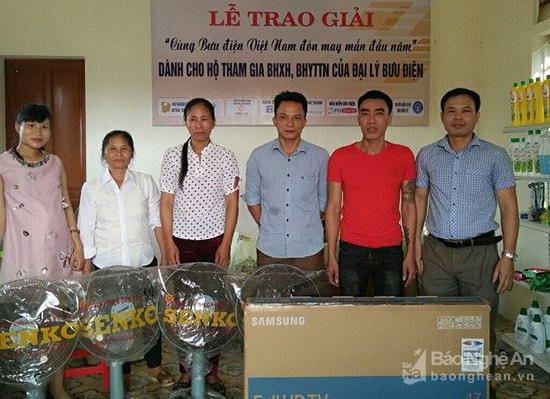 Trao giải thưởng hộ gia đình tham gia BHYT tự nguyện.