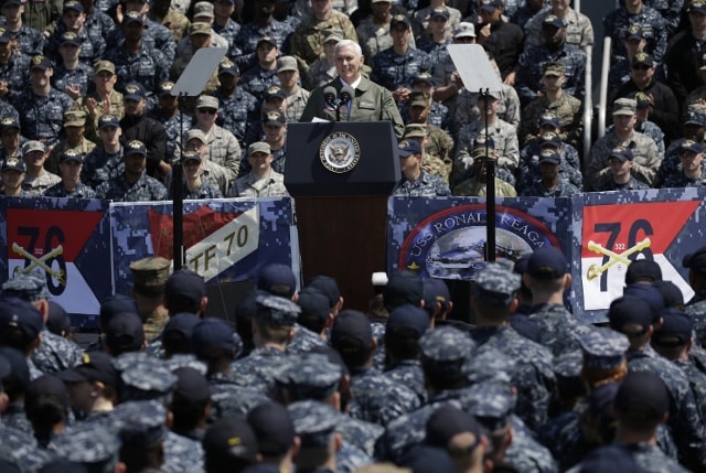 Phó Tổng thống Mỹ Mike Pence phát biểu trước 2.500 lính thủy trên tàu sân bay USS Ronald Reagan tại căn cứ hải quân Mỹ ở Yokosuka ở vịnh Tokyo. Ảnh: AP