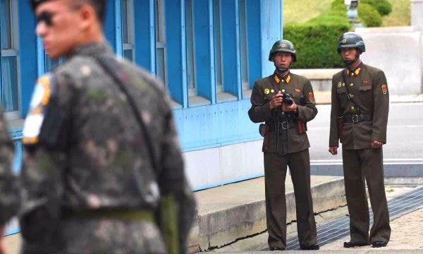 Binh lính Triều Tiên nhìn về phía Hàn Quốc trong chuyến thăm của ông Mike Pence tới vùng phi quân sự tại biên giới liên Triều.Ảnh: AFP