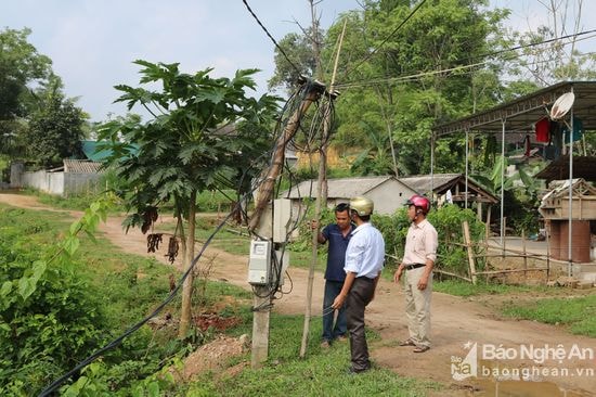 Ông Nguyễn Xuân Hồng, Phó Chủ tịch UBND xã Thạch Sơn cho biết: Hiện tại trên địa bàn xã có 5 cột điện bị đổ, 20 cột đã gãy có nguy cơ bị đổ và hàng chục cột điện đã xuống cấp. Nguy hiểm nhất là có nhiều tuyến đường điện hiện nay đang sử dụng dây điện trần trên hệ thống cột xuống cấp. Địa phương đã kiến nghị ngành điện lực sớm khắc phục trước thời điểm mùa mưa bão để đảm bảo an toàn tính mạng và tài sản của người dân. Ảnh: Huyền Mỹ