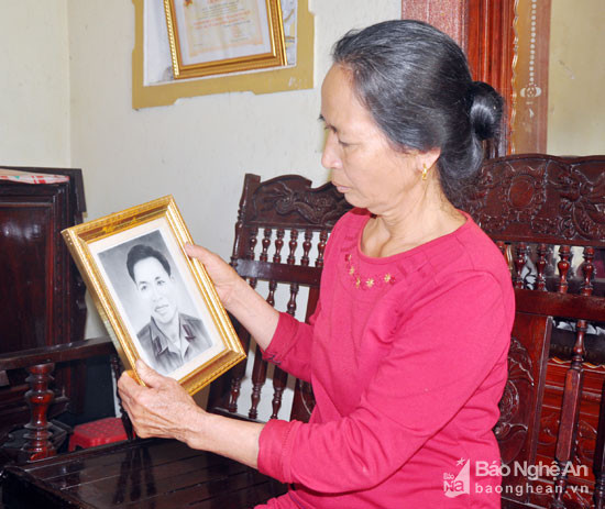 Bà Nguyễn Thị Xuân với di ảnh của liệt sỹ Nguyễn Duy Tiếp. Ảnh: Công Kiên